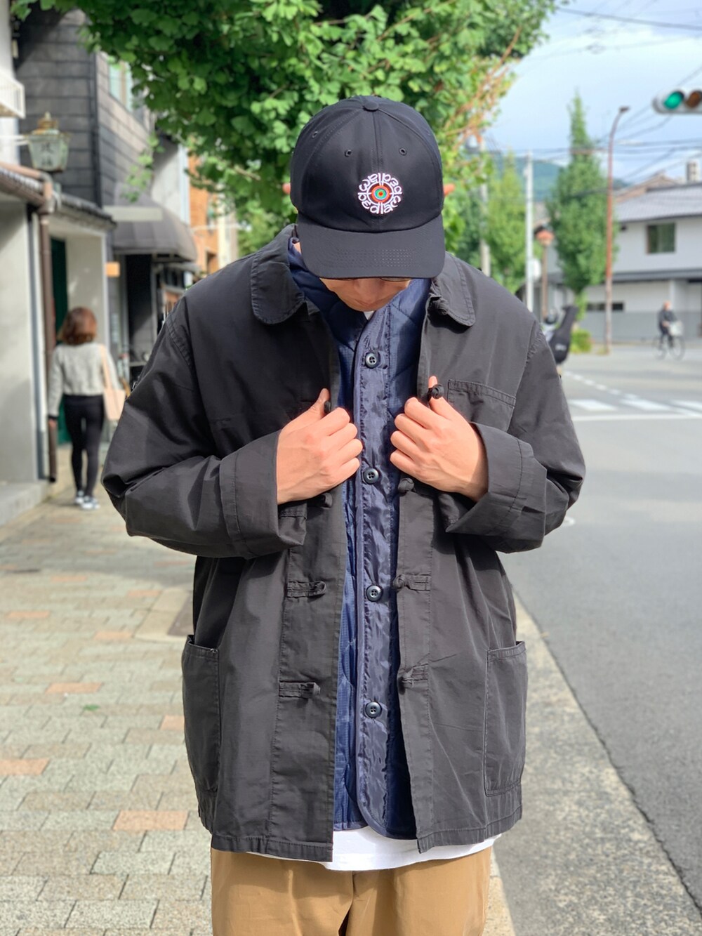 「benchkyoto、ストリート、オーバーサイズ、ビッグシルエット、スニーカー、チャイナシャツ、ベスト、チノパン、キャップ」｜「LASER BARCELONAのアイテム（チノパンツ、ベージュ系）」を使った、BENCHさん（メンズ・178cm）の冬コーディネートの4枚目の写真