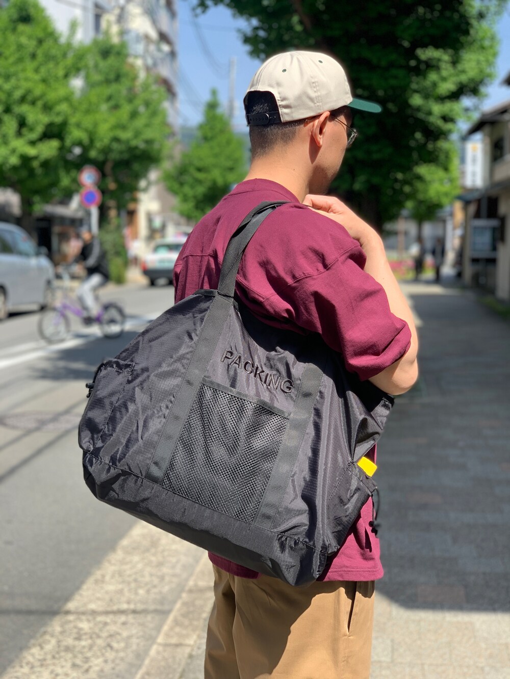 ベージュ系のチノパンツを着用したメンズの夏コーディネートの5枚目の写真