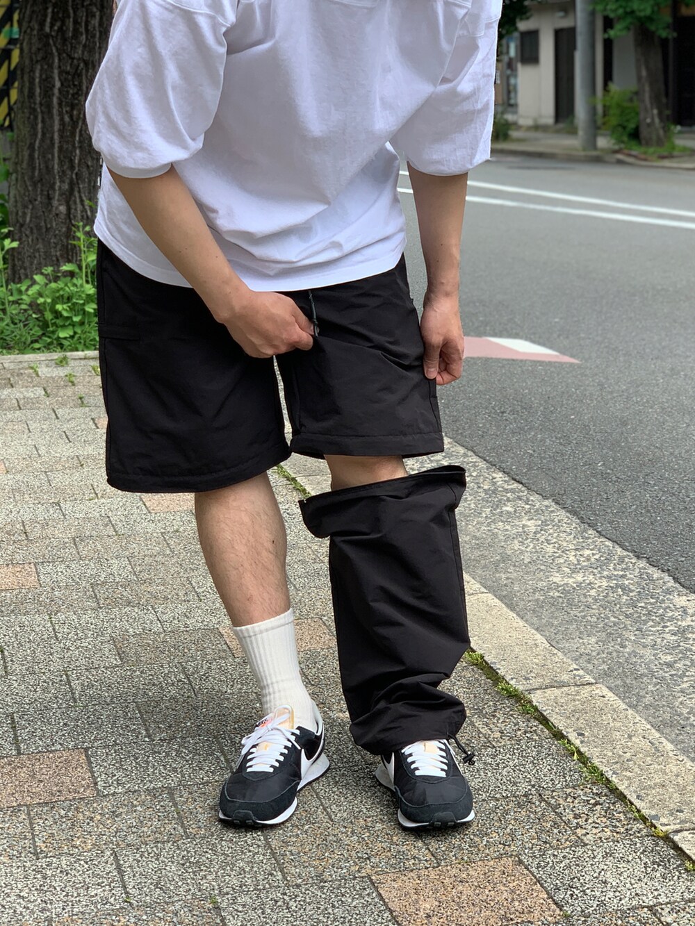 ブラック系のパンツを着用したメンズの秋コーディネートの4枚目の写真