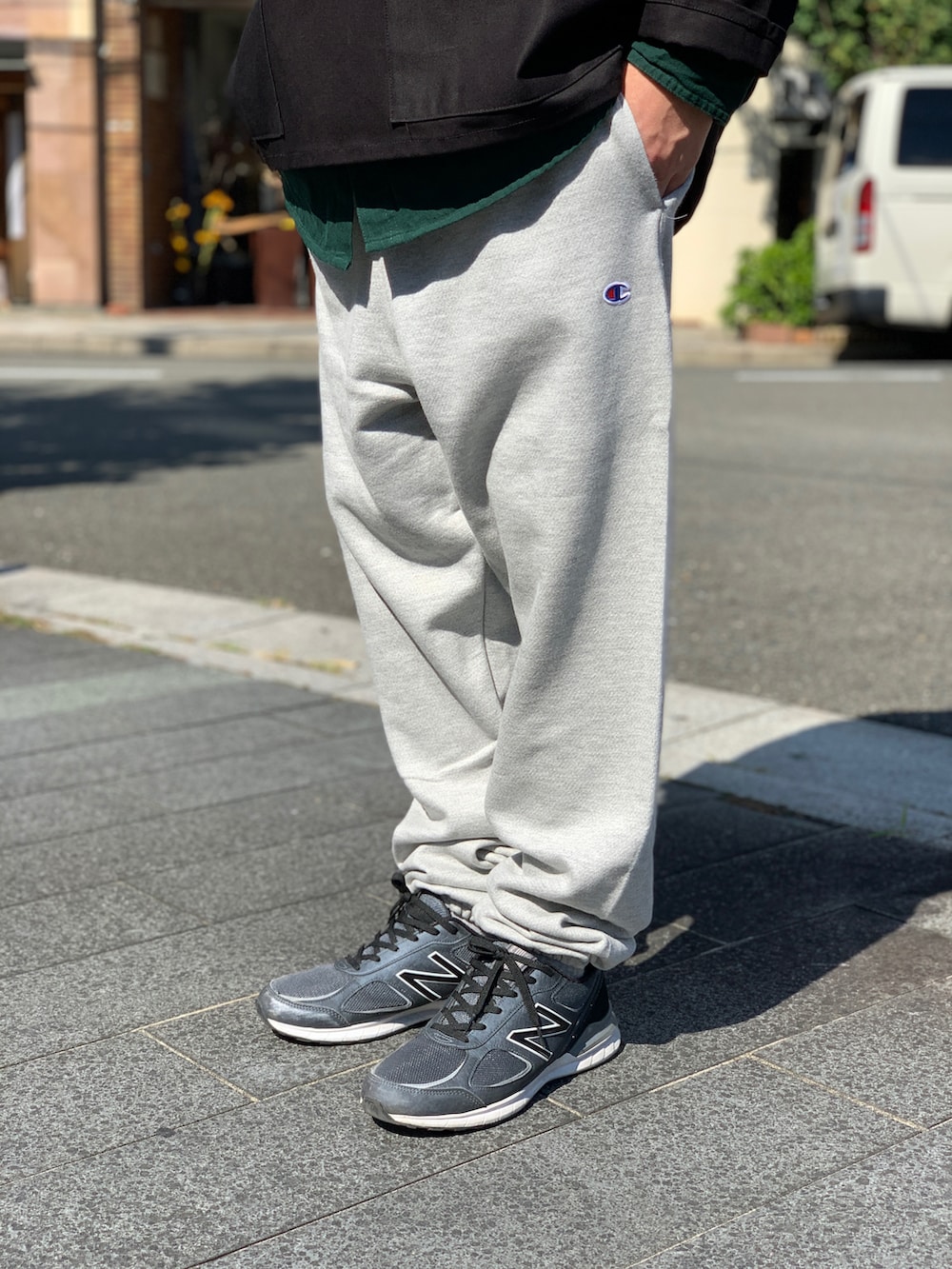 グレー系のスウェットパンツ、ブラック系のカバーオール、グリーン系のシャツ/ブラウスを着用したメンズの秋コーディネートの5枚目の写真