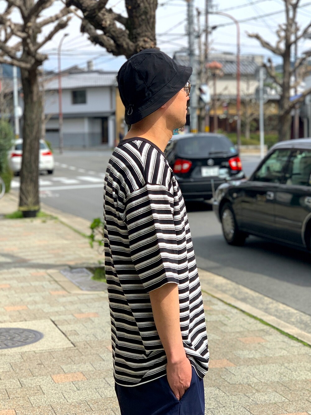 ブラック系のTシャツ/カットソー、ブルー系のその他パンツ、ブラック系のスニーカーを着用したメンズの夏コーディネートの3枚目の写真