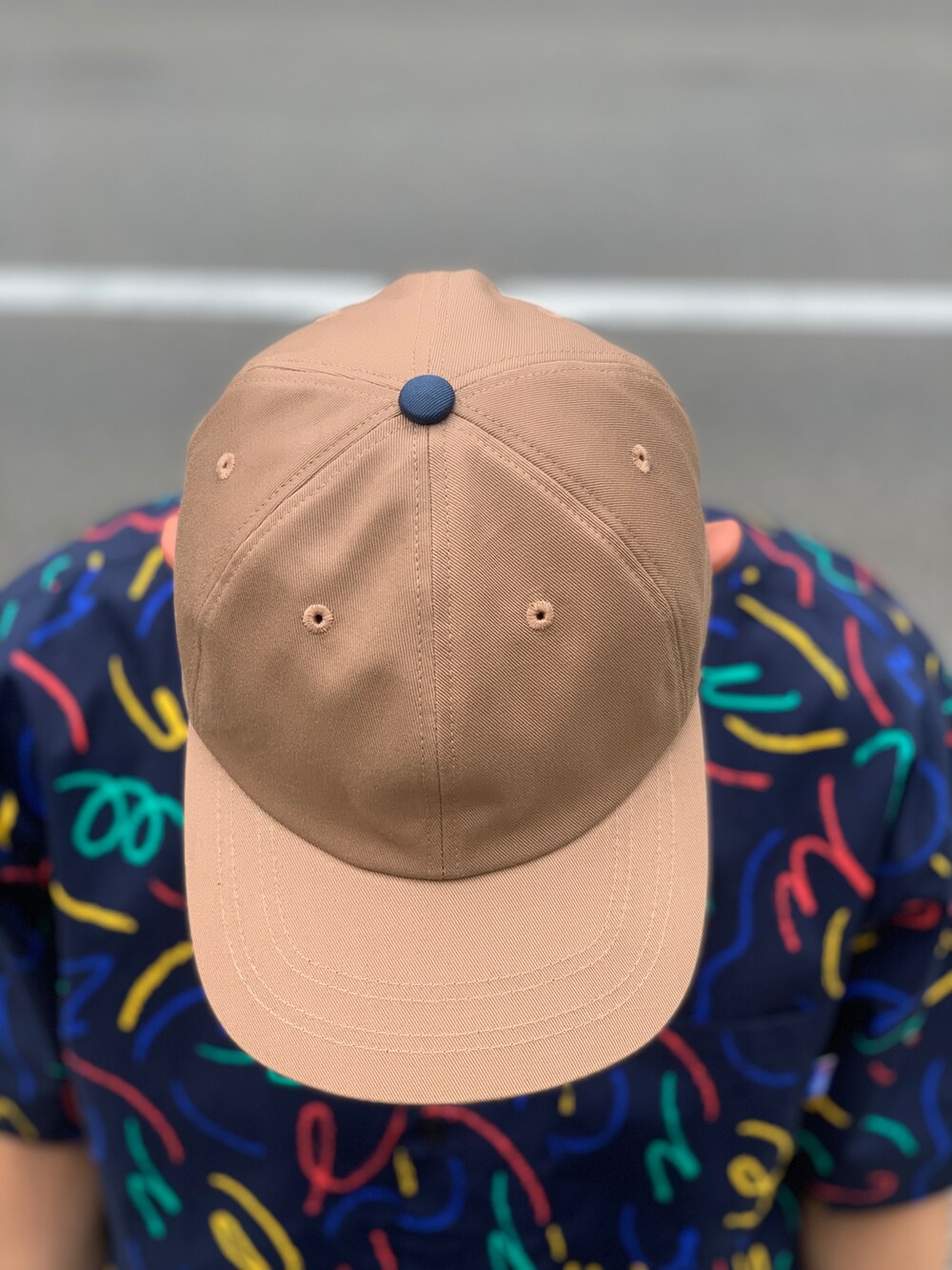 ベージュ系のチノパンツを着用したメンズの秋コーディネートの4枚目の写真