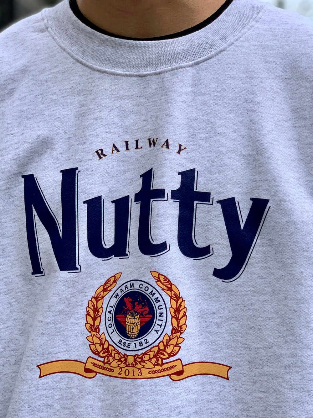 ベージュ系のチノパンツ、グレー系のスウェット、グレー系のニットキャップ/ビーニーを着用したメンズの秋コーディネートの5枚目の写真