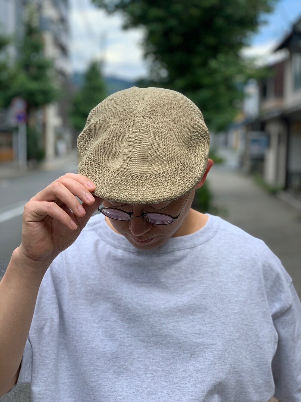 ベージュ系のTシャツ/カットソー、ブルー系のカーゴパンツを着用したメンズの夏コーディネートの2枚目の写真