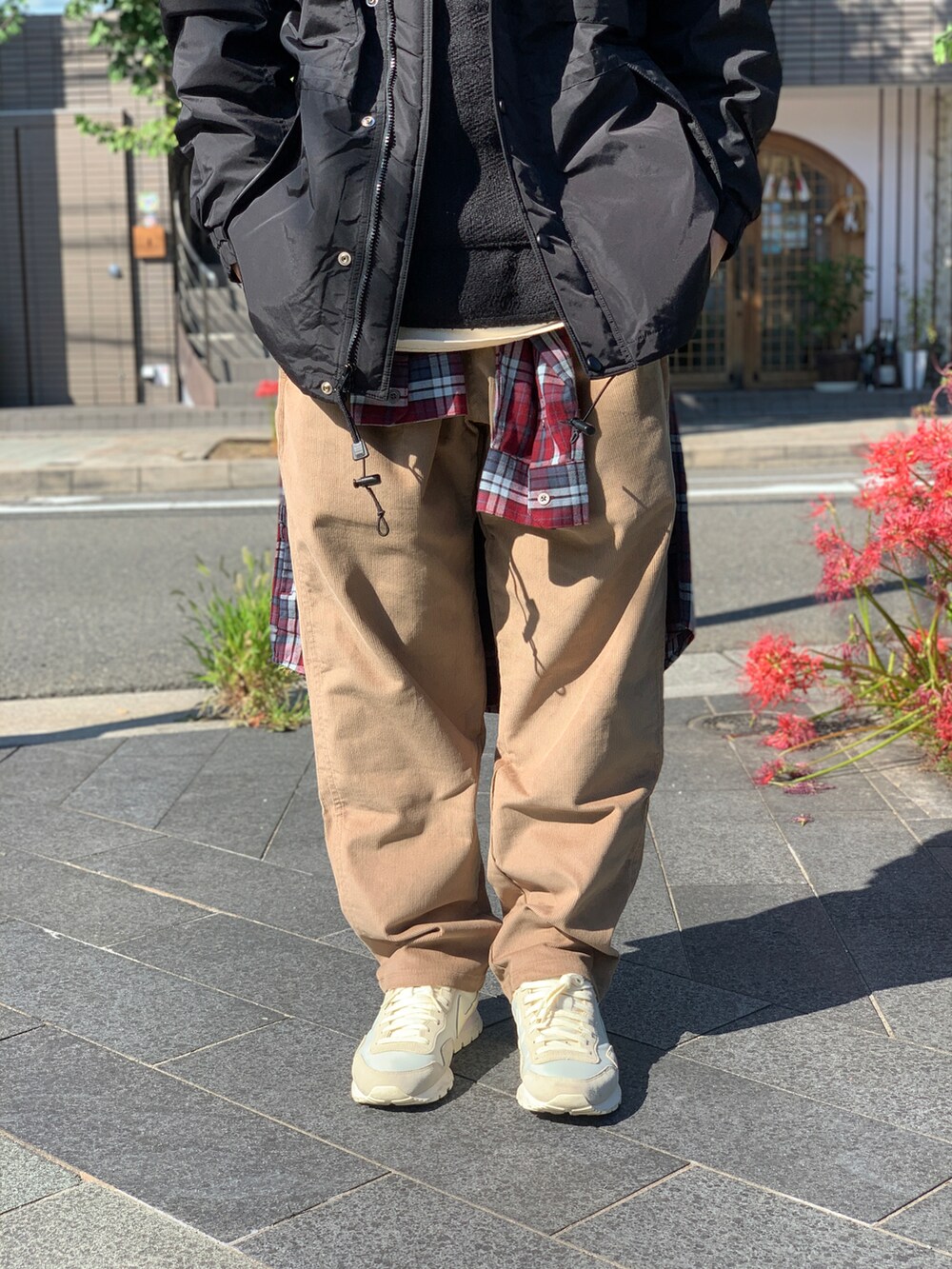 ベージュ系のその他パンツ、ブラック系のマウンテンパーカー、ブラック系のパーカーを着用したメンズの冬コーディネートの4枚目の写真