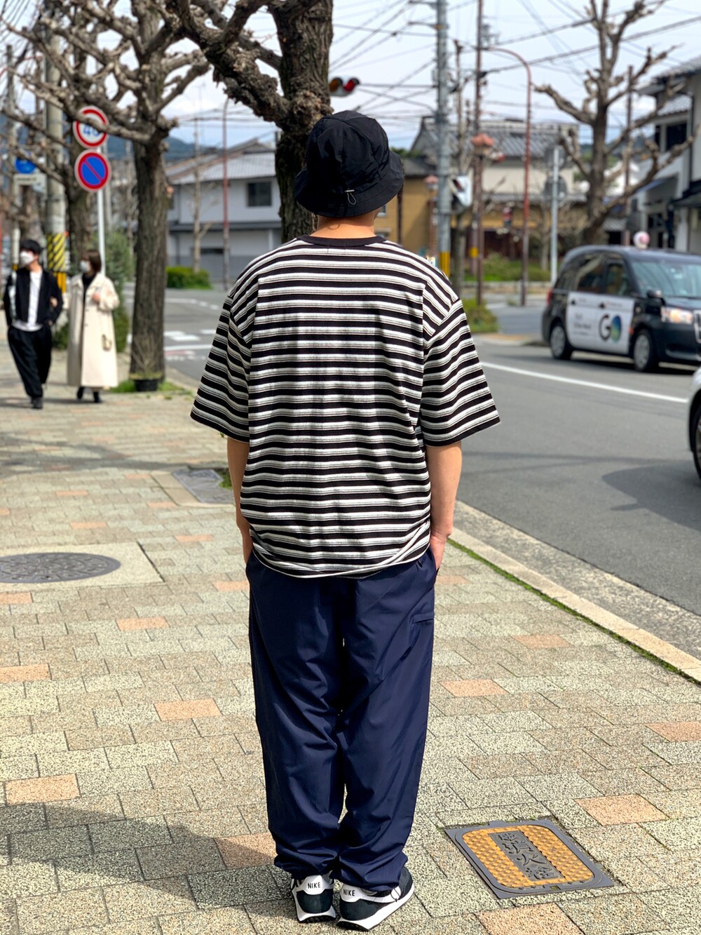 ブラック系のTシャツ/カットソー、ブルー系のその他パンツ、ブラック系のスニーカーを着用したメンズの夏コーディネートの2枚目の写真