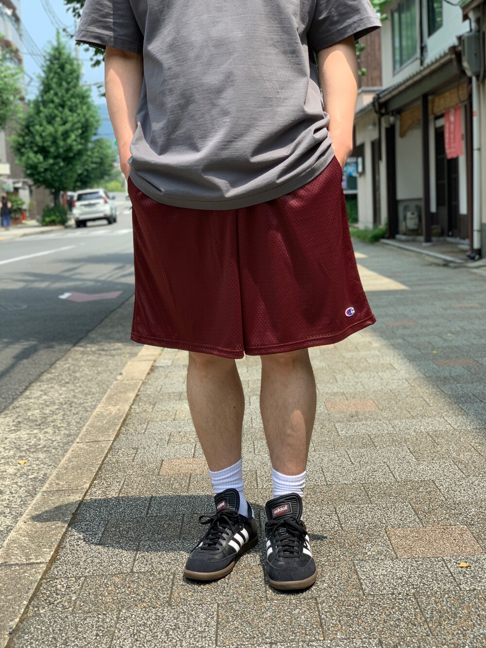 グレー系のTシャツ/カットソー、レッド系のその他パンツ、ブラック系のスニーカーを着用したメンズの夏コーディネートの5枚目の写真