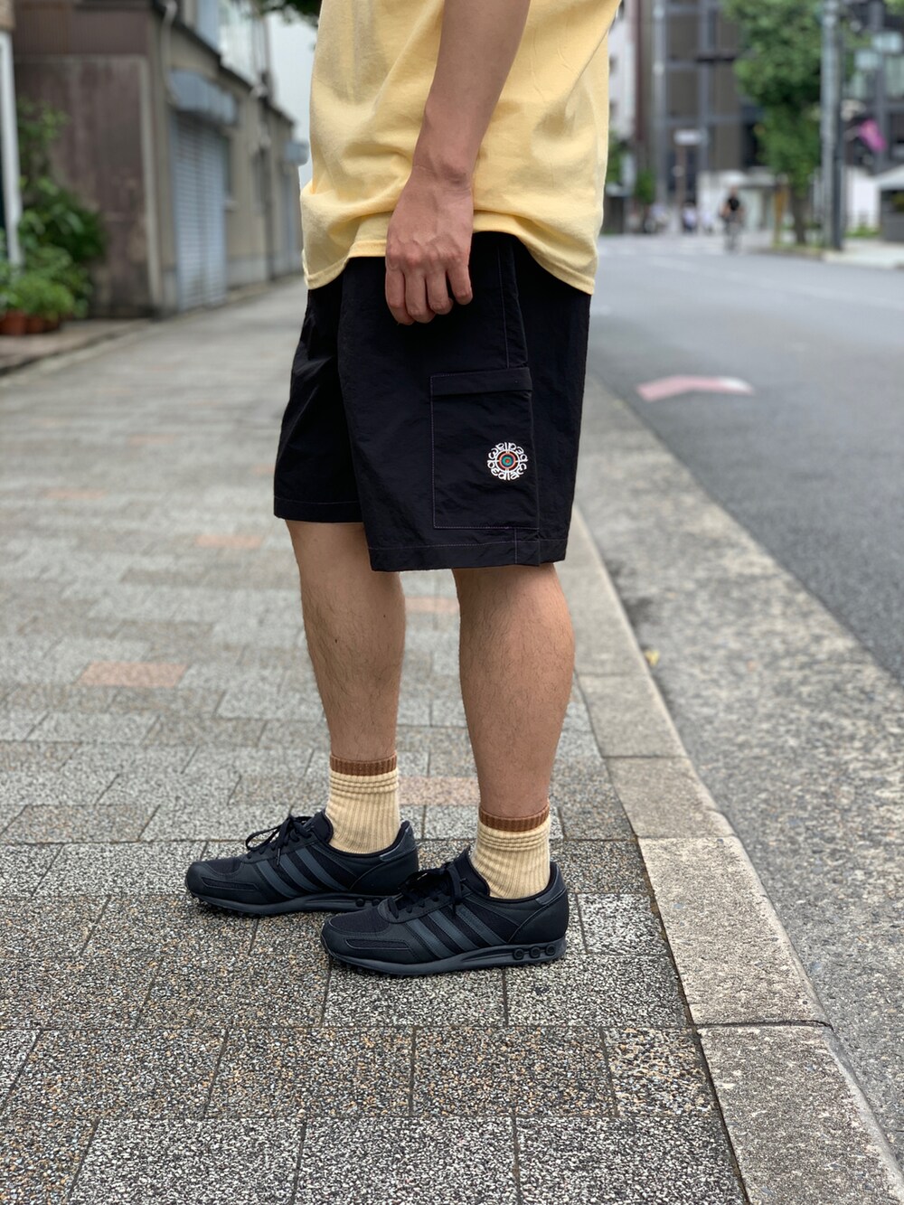 ブラック系のスニーカー、ブラック系のその他パンツを着用したメンズの秋コーディネートの5枚目の写真