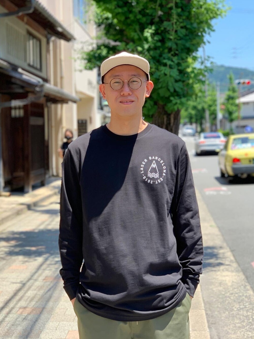 ブラック系のスニーカーを着用したメンズの秋コーディネートの3枚目の写真