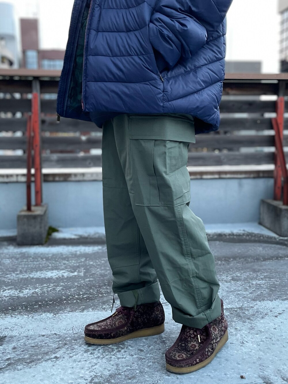 「benchkyoto、カジュアルコーデ、シンプルコーデ、冬コーデ、ootd、お洒落さんとつながりたい、ストリートコーデ、ワイドパンツ、オーバーサイズ、ストリート、street、休日コーデ、ラルフローレン」｜「POLO RALPH LAURENのアイテム（ダウンジャケット/コート、ブルー系）」を使った、BENCHさん（レディース・158cm）の冬コーディネートの4枚目の写真