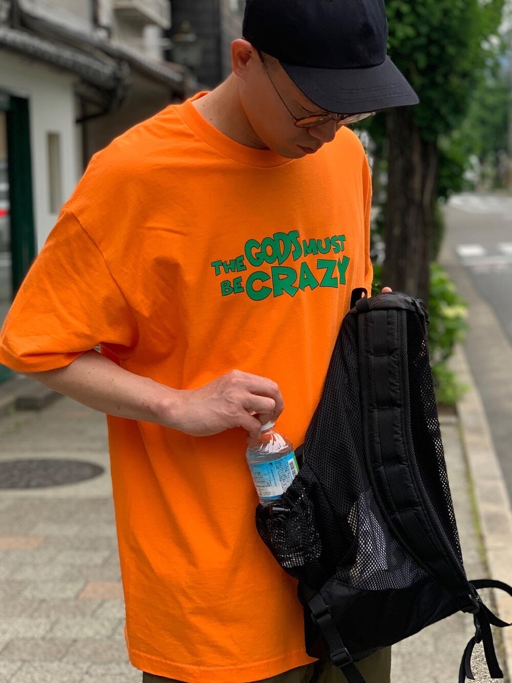 オレンジ系のTシャツ/カットソーを着用したメンズの夏コーディネートの3枚目の写真