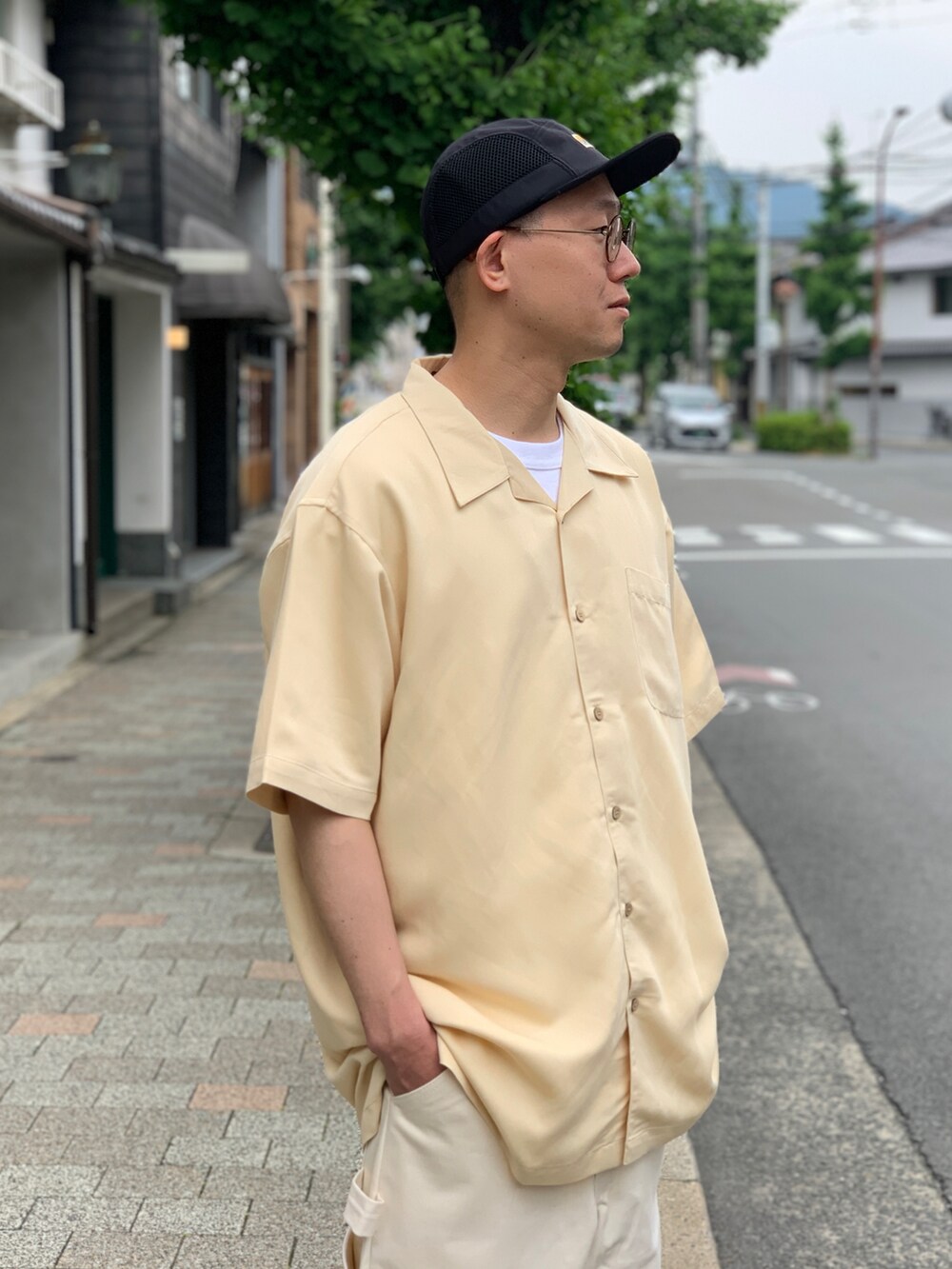 ベージュ系のチノパンツを着用したメンズの夏コーディネートの3枚目の写真