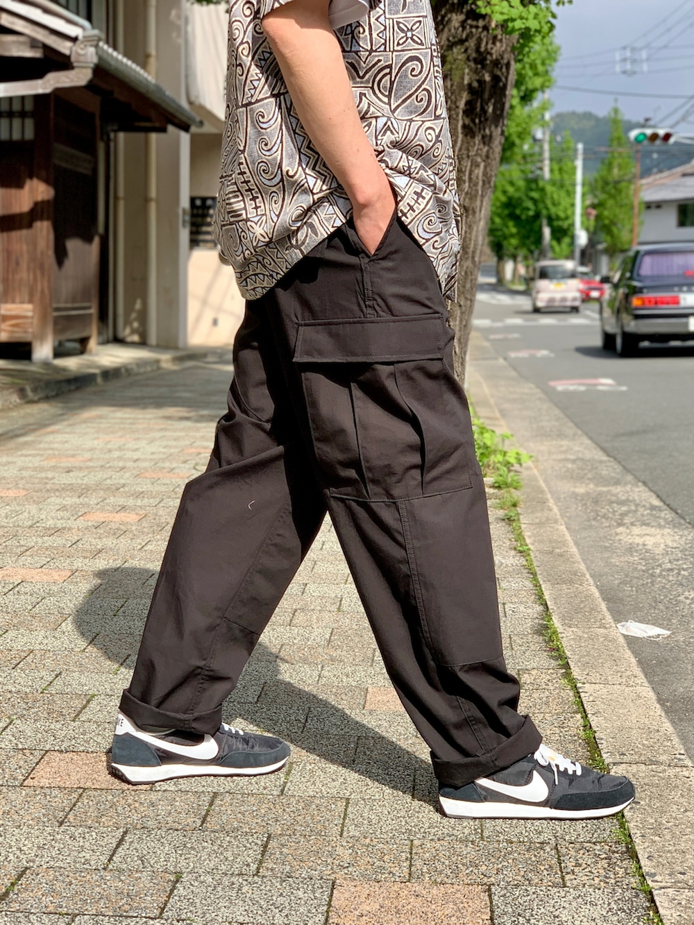 ブラウン系のカーゴパンツを着用したメンズの夏コーディネートの5枚目の写真