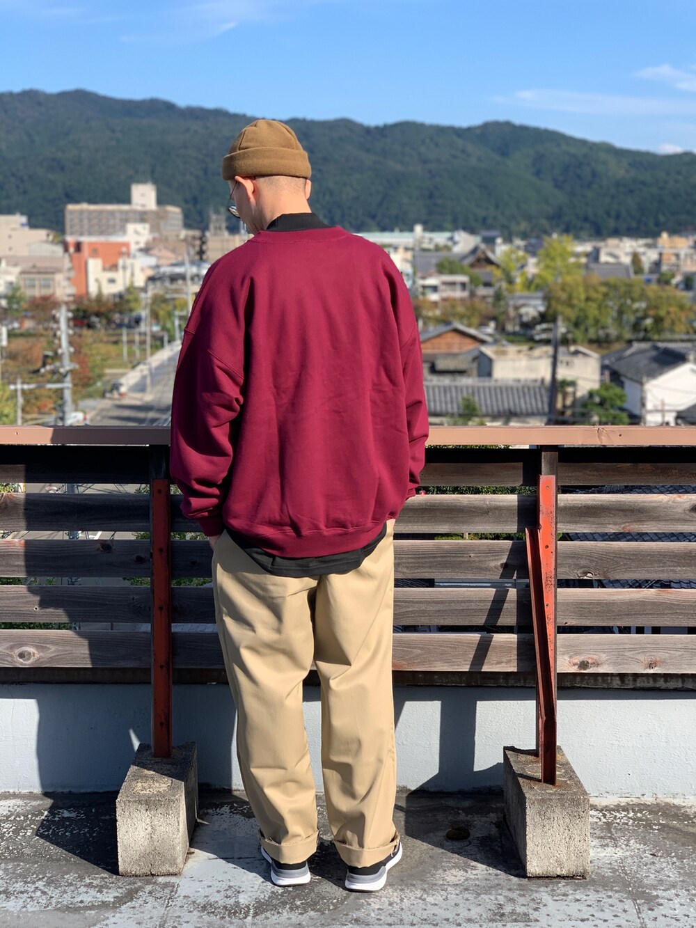 レッド系のスウェットを着用したメンズの春コーディネートの2枚目の写真