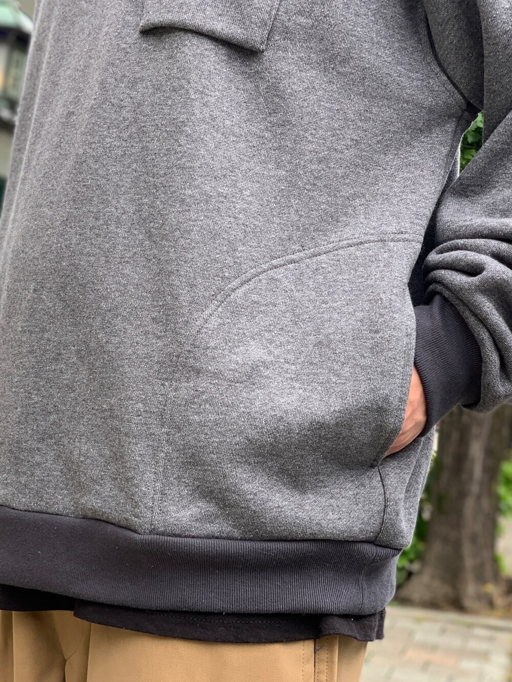 ベージュ系のチノパンツ、グレー系のスウェット、グレー系のニットキャップ/ビーニーを着用したメンズの秋コーディネートの5枚目の写真