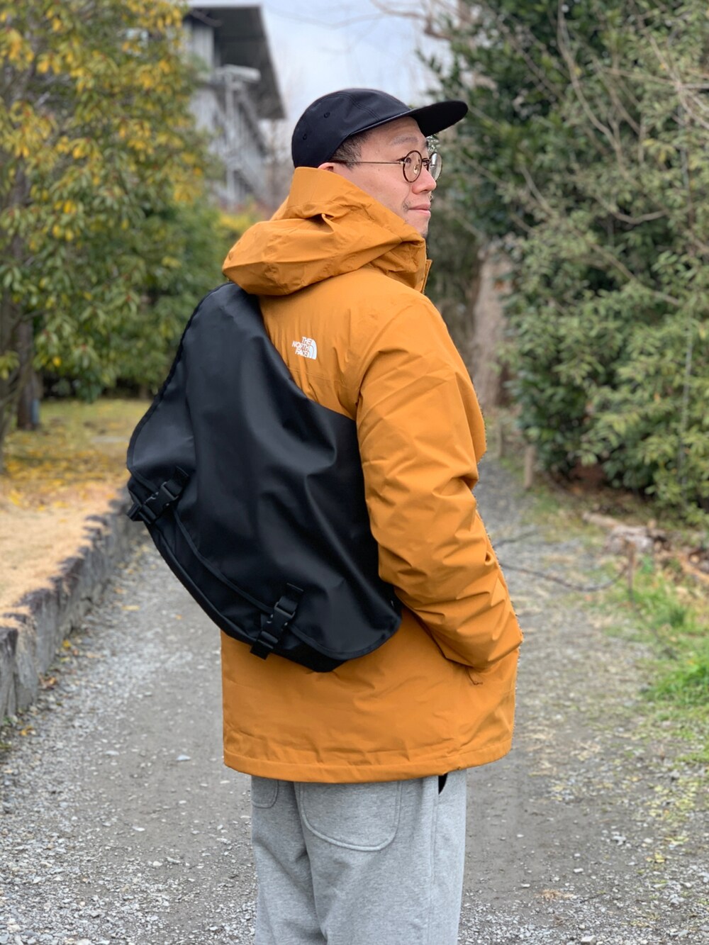 イエロー系のナイロンジャケットを着用したメンズの春コーディネートの2枚目の写真