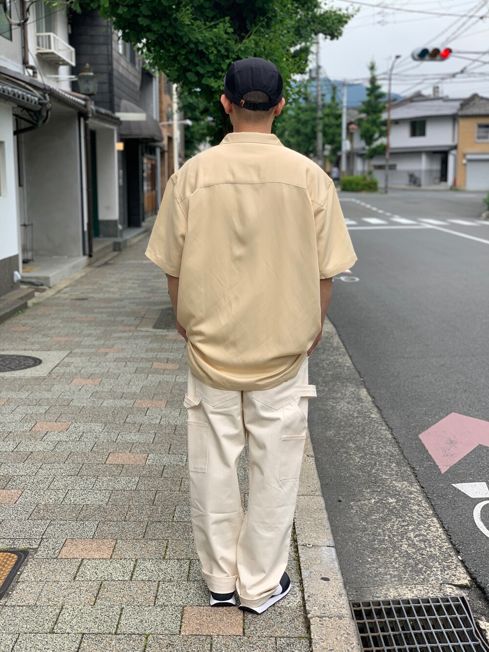 ベージュ系のチノパンツを着用したメンズの夏コーディネートの2枚目の写真