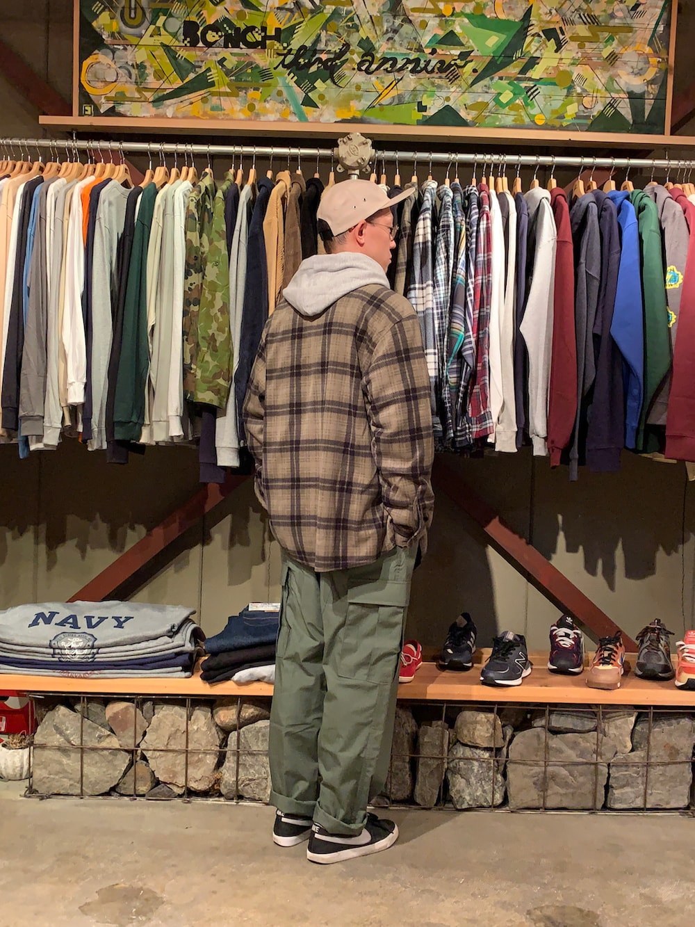 グリーン系のカーゴパンツを着用したメンズの春コーディネートの3枚目の写真