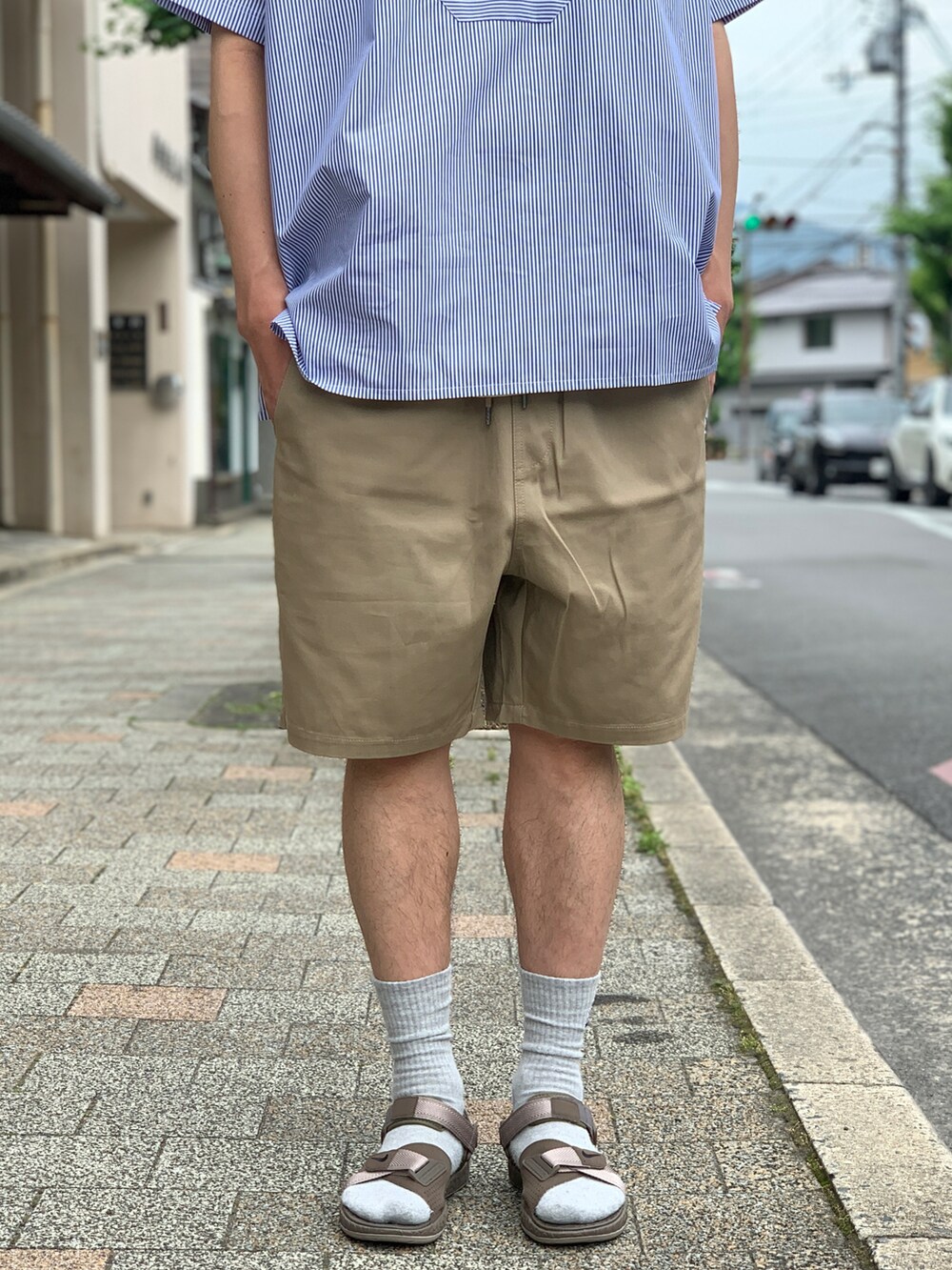 ベージュ系のチノパンツ、ブルー系のシャツ/ブラウスを着用したメンズの秋コーディネートの4枚目の写真