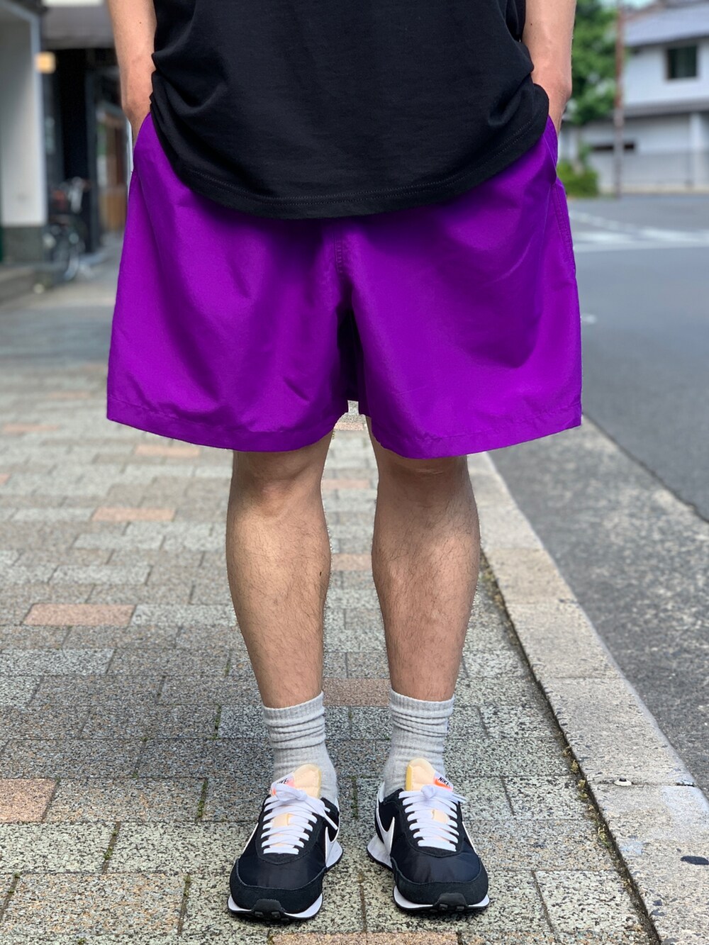 ブラック系のポロシャツ、パープル系のその他パンツ、ブラック系のスニーカーを着用したメンズの夏コーディネートの4枚目の写真