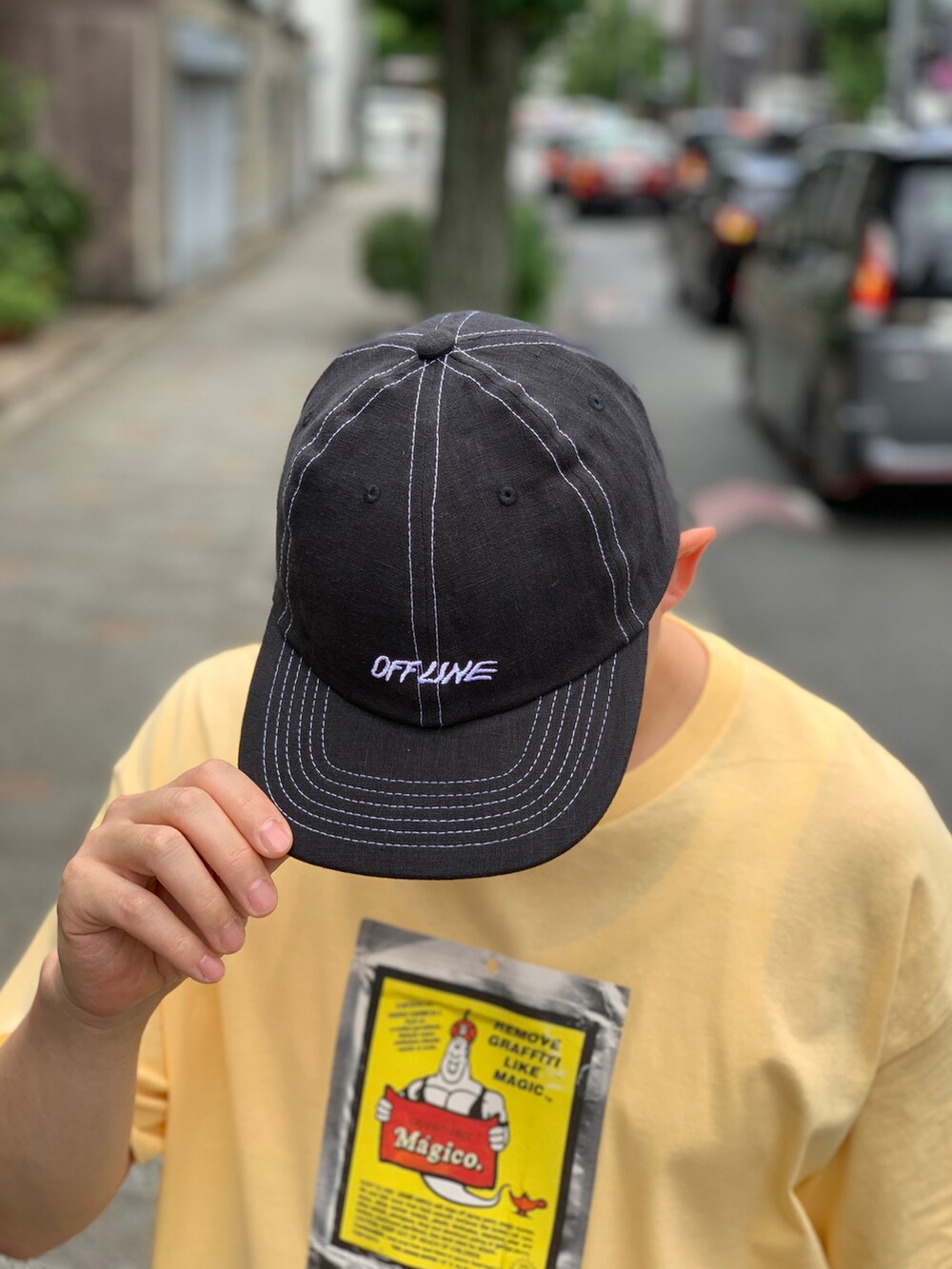 ブラック系のスニーカー、ブラック系のその他パンツを着用したメンズの秋コーディネートの3枚目の写真