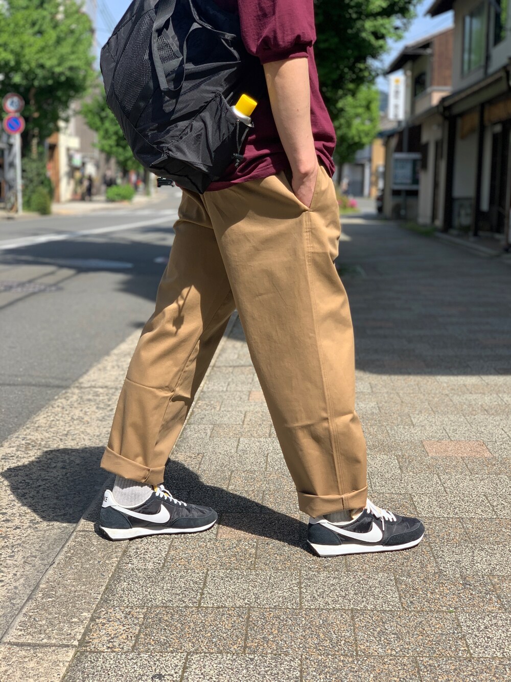 ベージュ系のチノパンツを着用したメンズの夏コーディネートの4枚目の写真