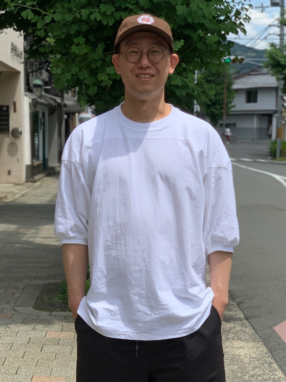 ブラック系のパンツを着用したメンズの秋コーディネートの2枚目の写真