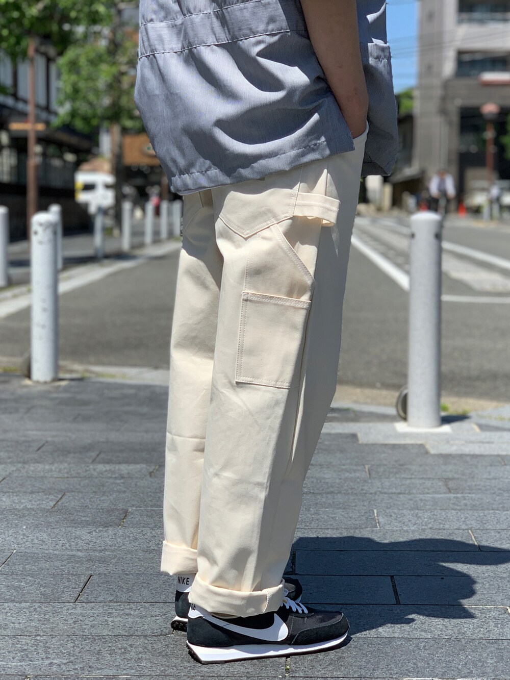 ホワイト系のTシャツ/カットソーを着用したメンズの夏コーディネートの5枚目の写真