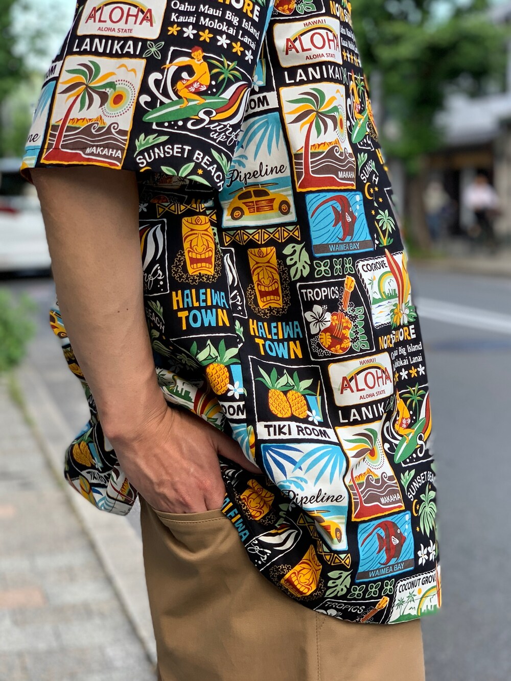 ブラック系のスニーカーを着用したメンズの秋コーディネートの5枚目の写真