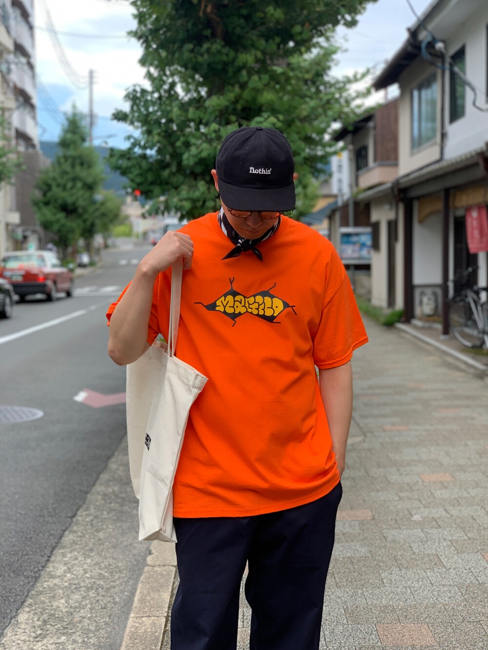 ブルー系のチノパンツ、ブラック系のスニーカーを着用したメンズの秋コーディネートの3枚目の写真