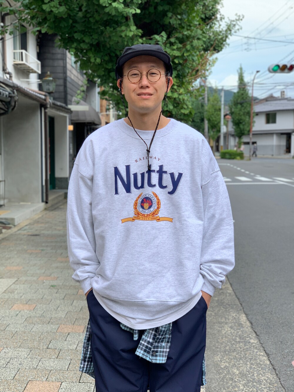 グレー系のスウェットを着用したメンズの秋コーディネートの3枚目の写真