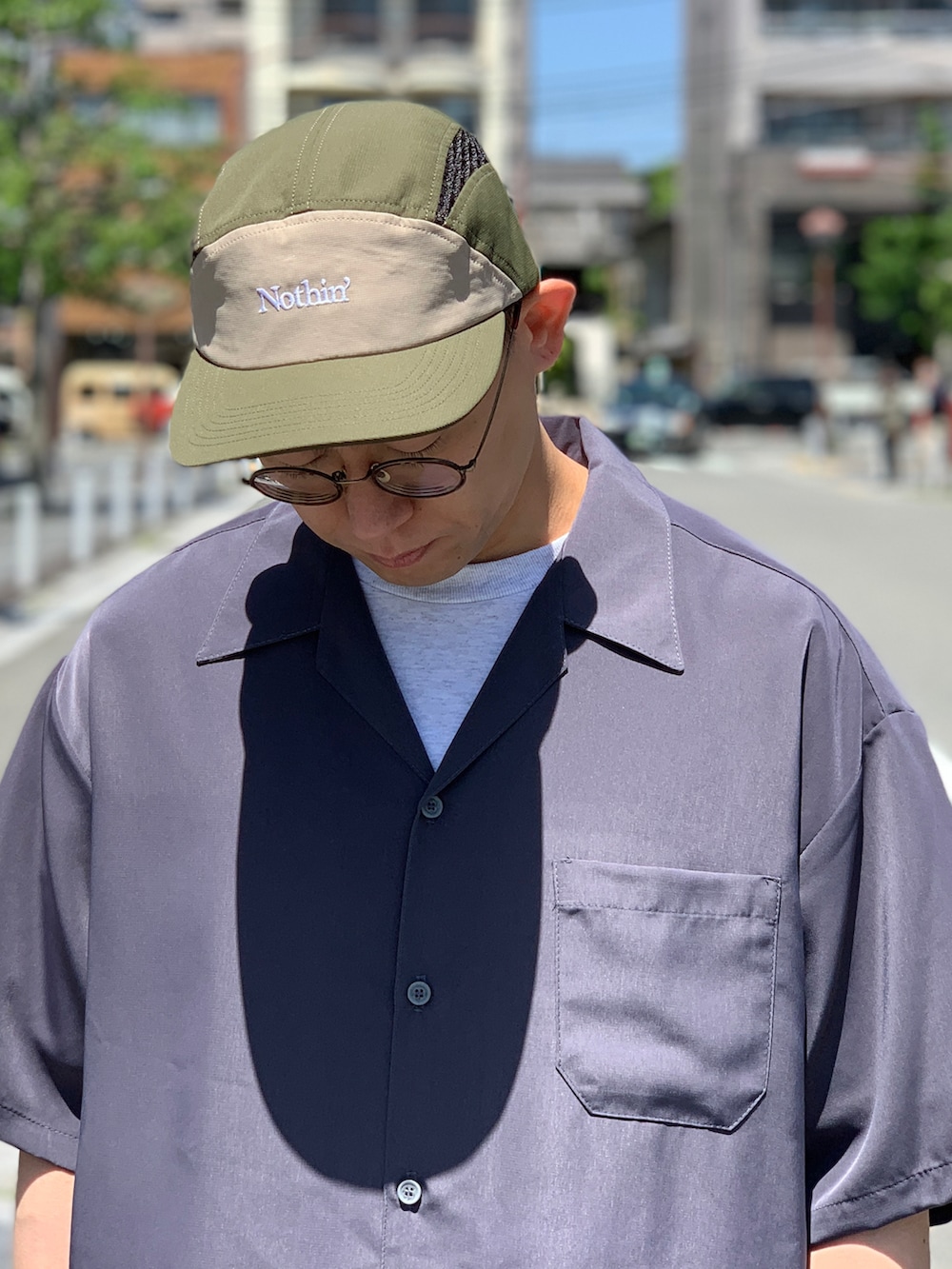 グレー系のシャツ/ブラウスを着用したメンズの夏コーディネートの4枚目の写真