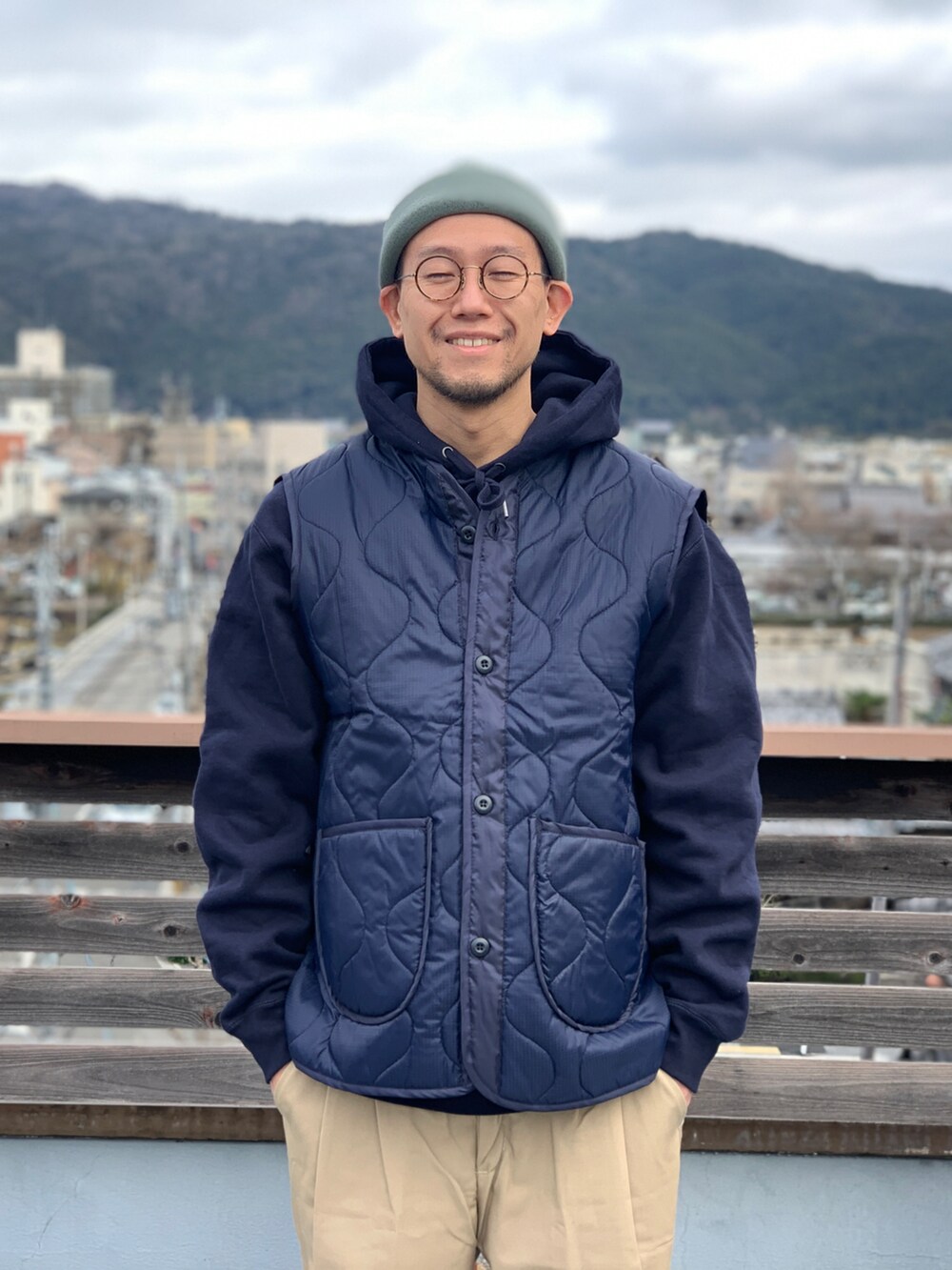 ブルー系のその他アウターを着用したメンズの春コーディネートの2枚目の写真