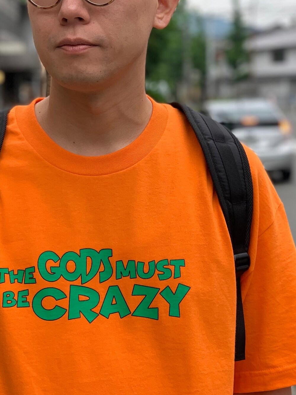 オレンジ系のTシャツ/カットソーを着用したメンズの夏コーディネートの4枚目の写真