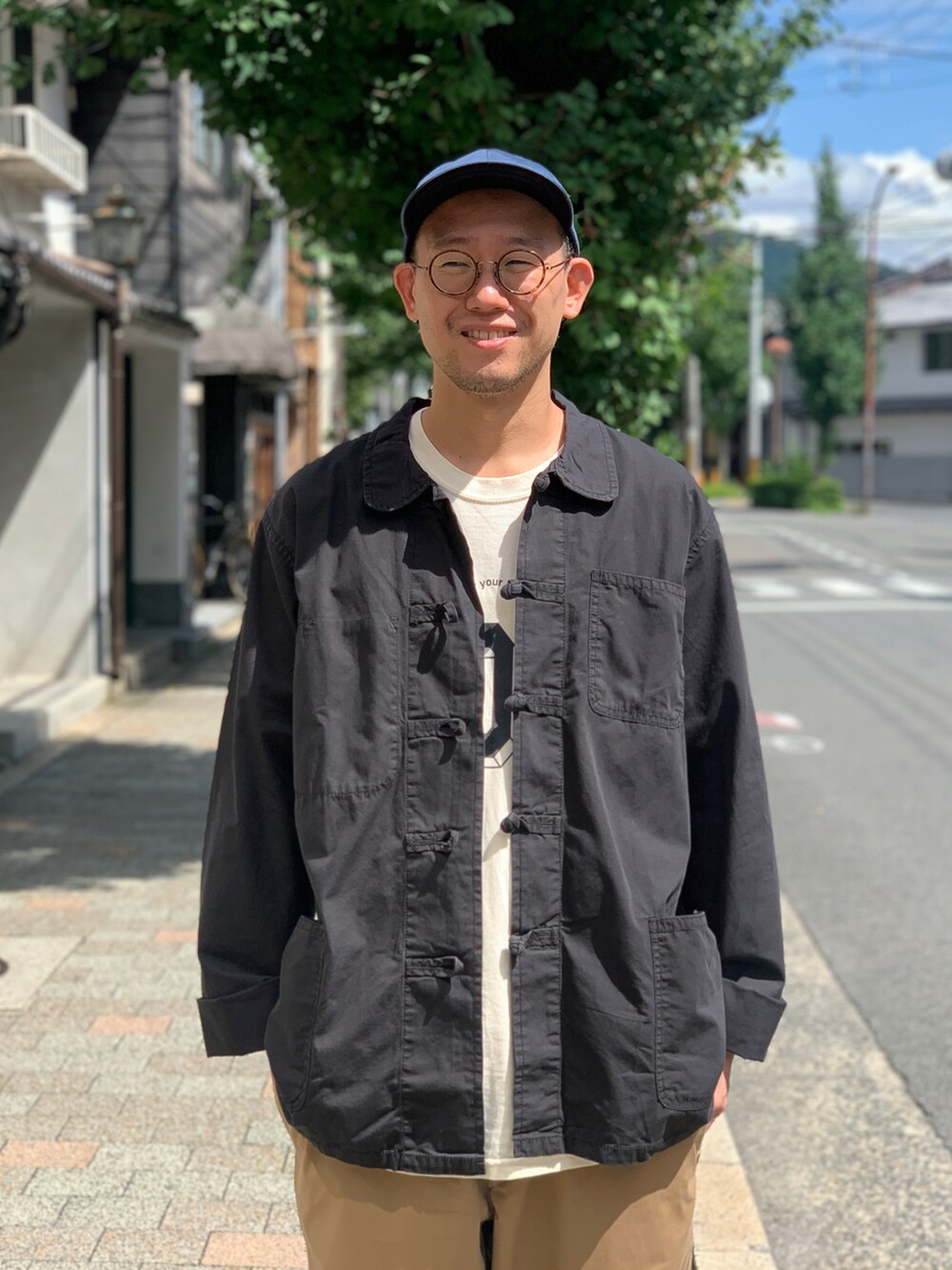 ベージュ系のチノパンツを着用したメンズの秋コーディネートの4枚目の写真