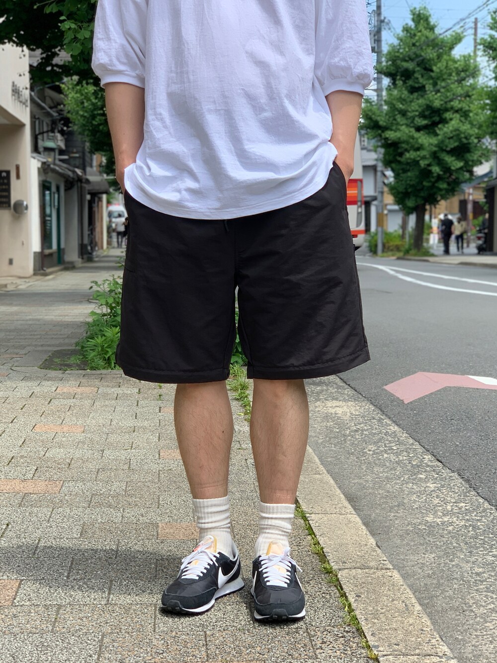 ブラック系のパンツを着用したメンズの秋コーディネートの5枚目の写真