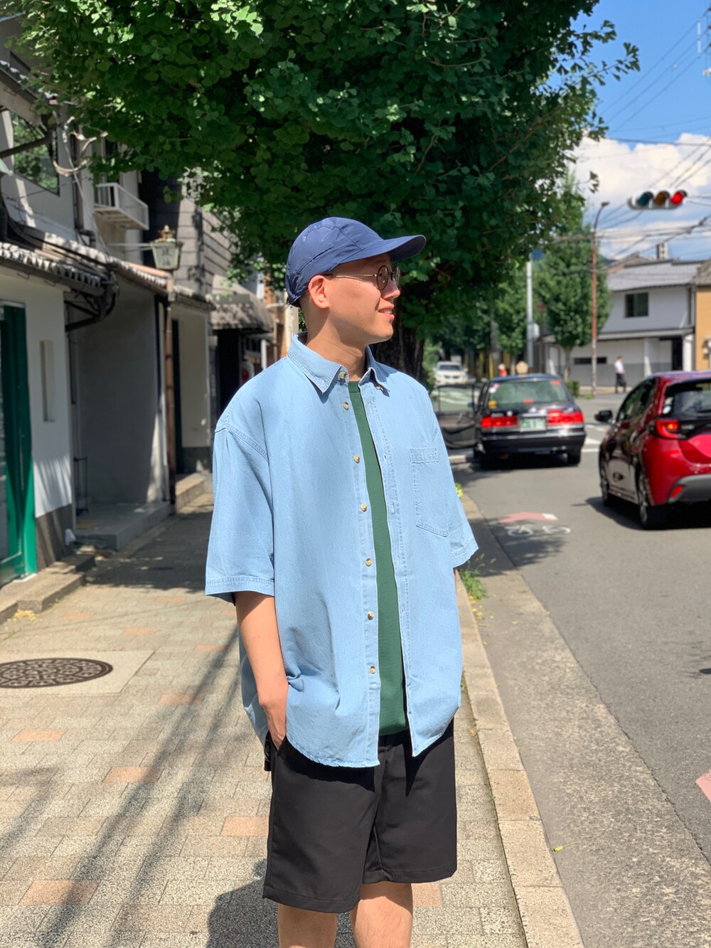 ブルー系のシャツ/ブラウスを着用したメンズの秋コーディネートの5枚目の写真