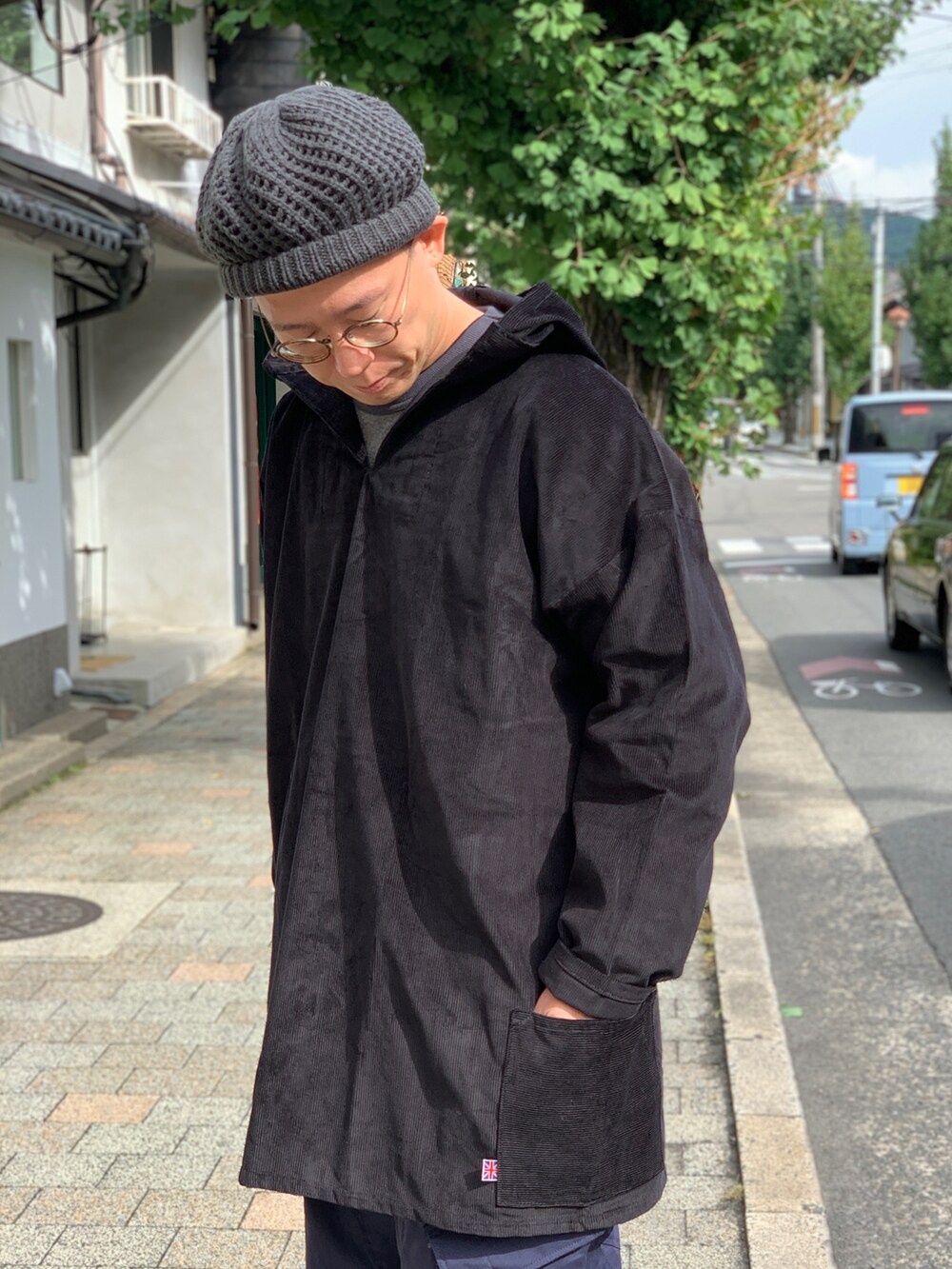 ブラック系のジャケット/アウターを着用したメンズの秋コーディネートの3枚目の写真