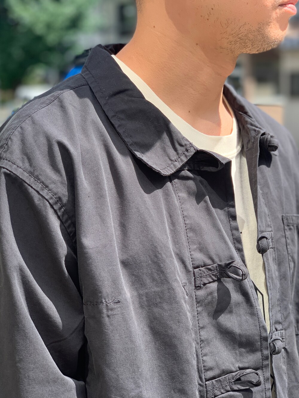 ベージュ系のチノパンツを着用したメンズの秋コーディネートの2枚目の写真