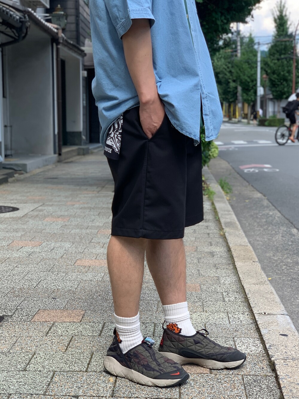 ブルー系のシャツ/ブラウスを着用したメンズの秋コーディネートの4枚目の写真