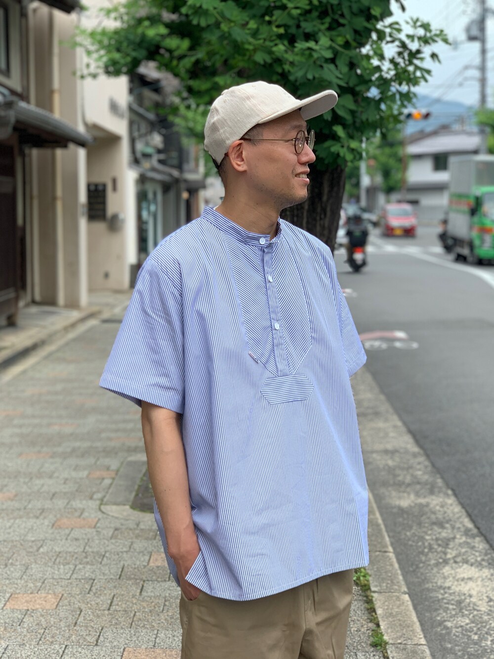 ベージュ系のチノパンツ、ブルー系のシャツ/ブラウスを着用したメンズの秋コーディネートの3枚目の写真