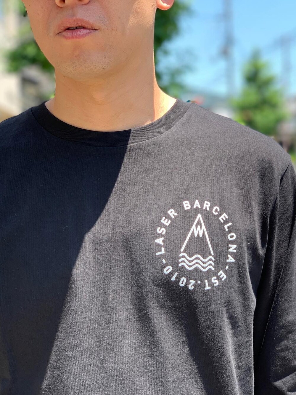 ブラック系のスニーカーを着用したメンズの秋コーディネートの4枚目の写真