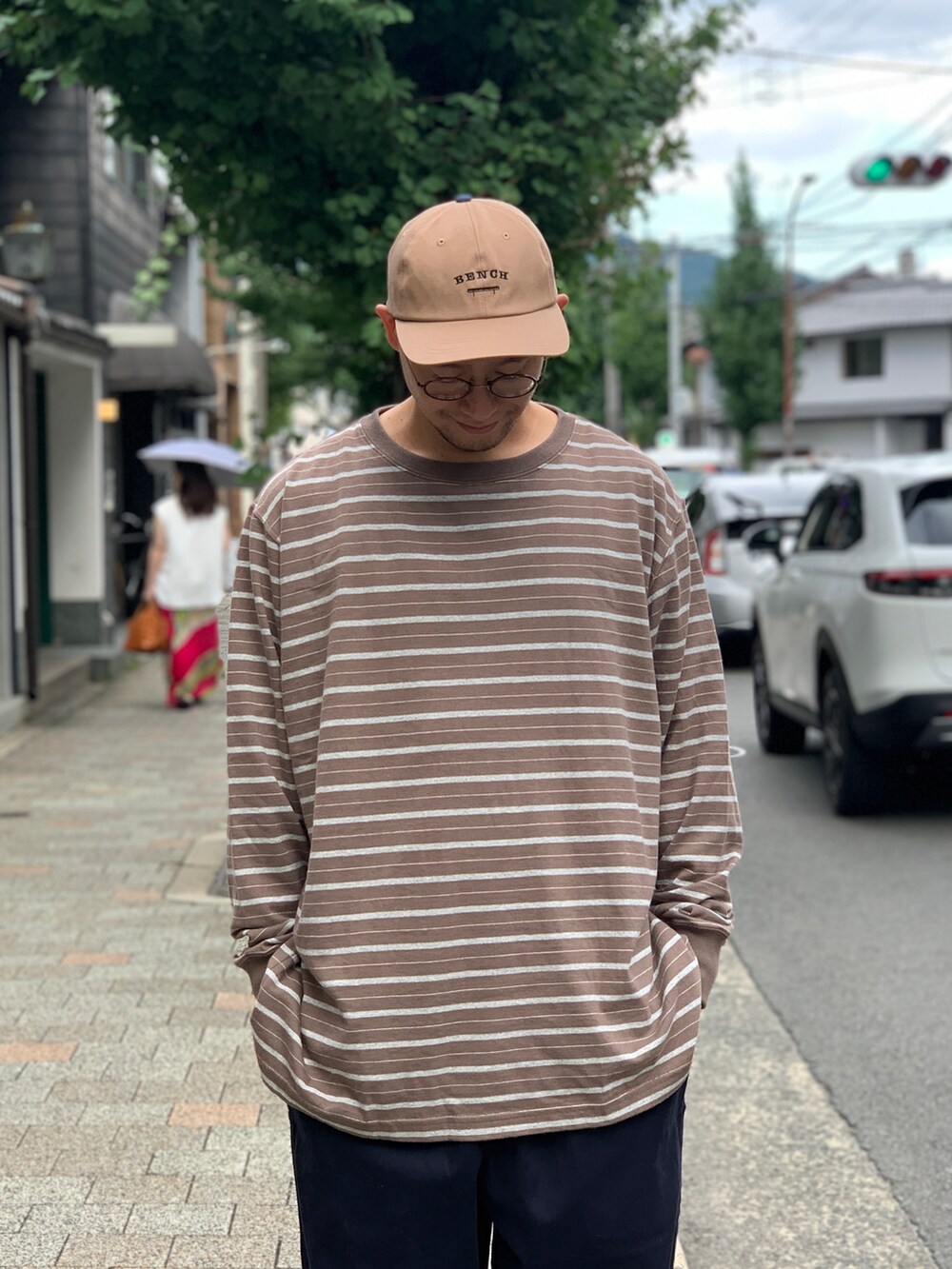 ブルー系のチノパンツ、ブラウン系のTシャツ/カットソーを着用したメンズの秋コーディネートの2枚目の写真