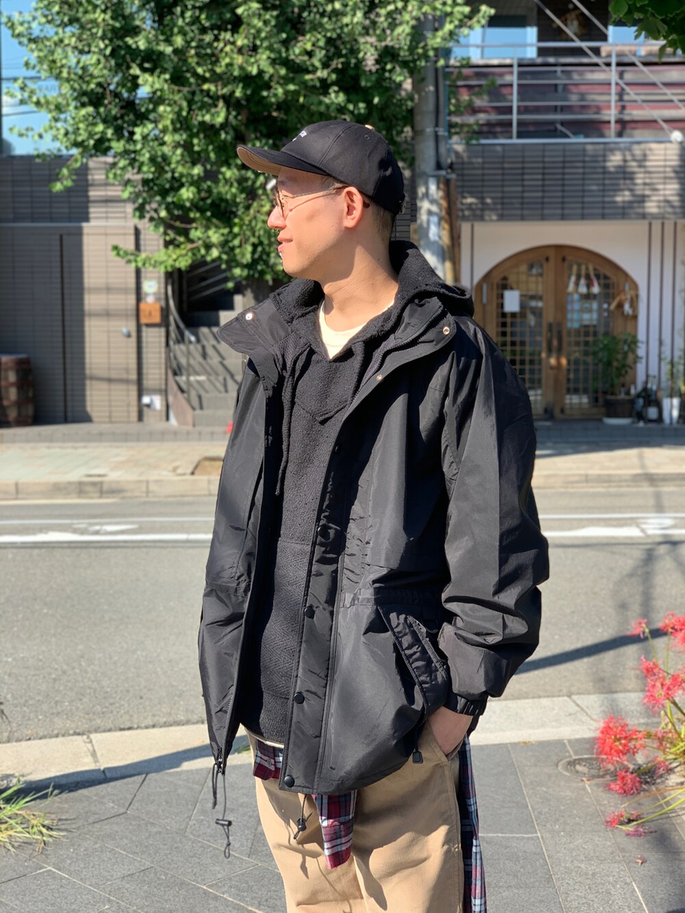 ベージュ系のその他パンツ、ブラック系のマウンテンパーカー、ブラック系のパーカーを着用したメンズの冬コーディネートの3枚目の写真