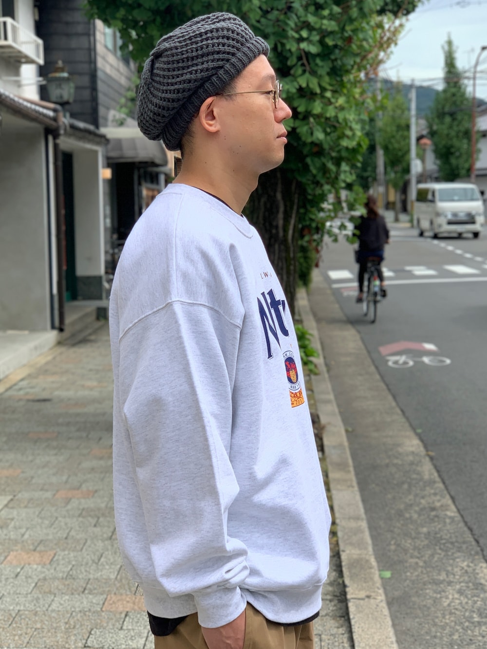 ベージュ系のチノパンツ、グレー系のスウェット、グレー系のニットキャップ/ビーニーを着用したメンズの秋コーディネートの4枚目の写真