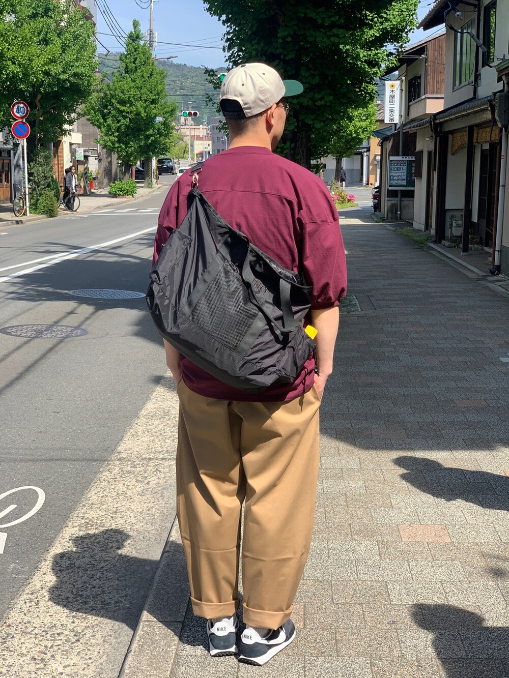 ベージュ系のチノパンツを着用したメンズの夏コーディネートの2枚目の写真