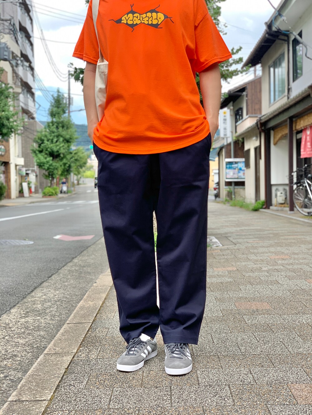 ブルー系のチノパンツ、ブラック系のスニーカーを着用したメンズの秋コーディネートの4枚目の写真