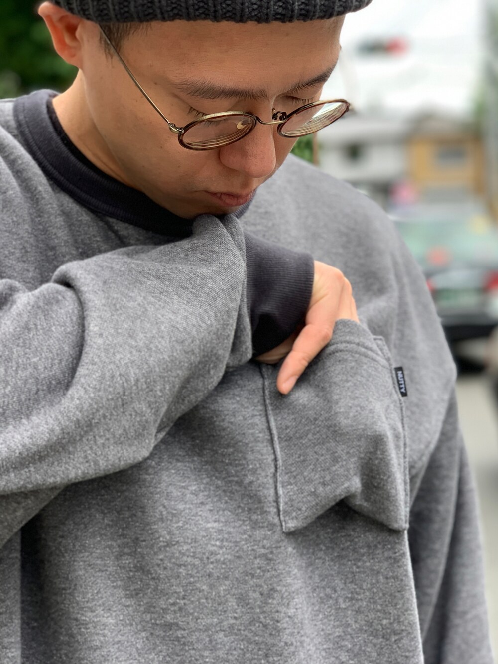 ベージュ系のチノパンツ、グレー系のスウェット、グレー系のニットキャップ/ビーニーを着用したメンズの秋コーディネートの4枚目の写真