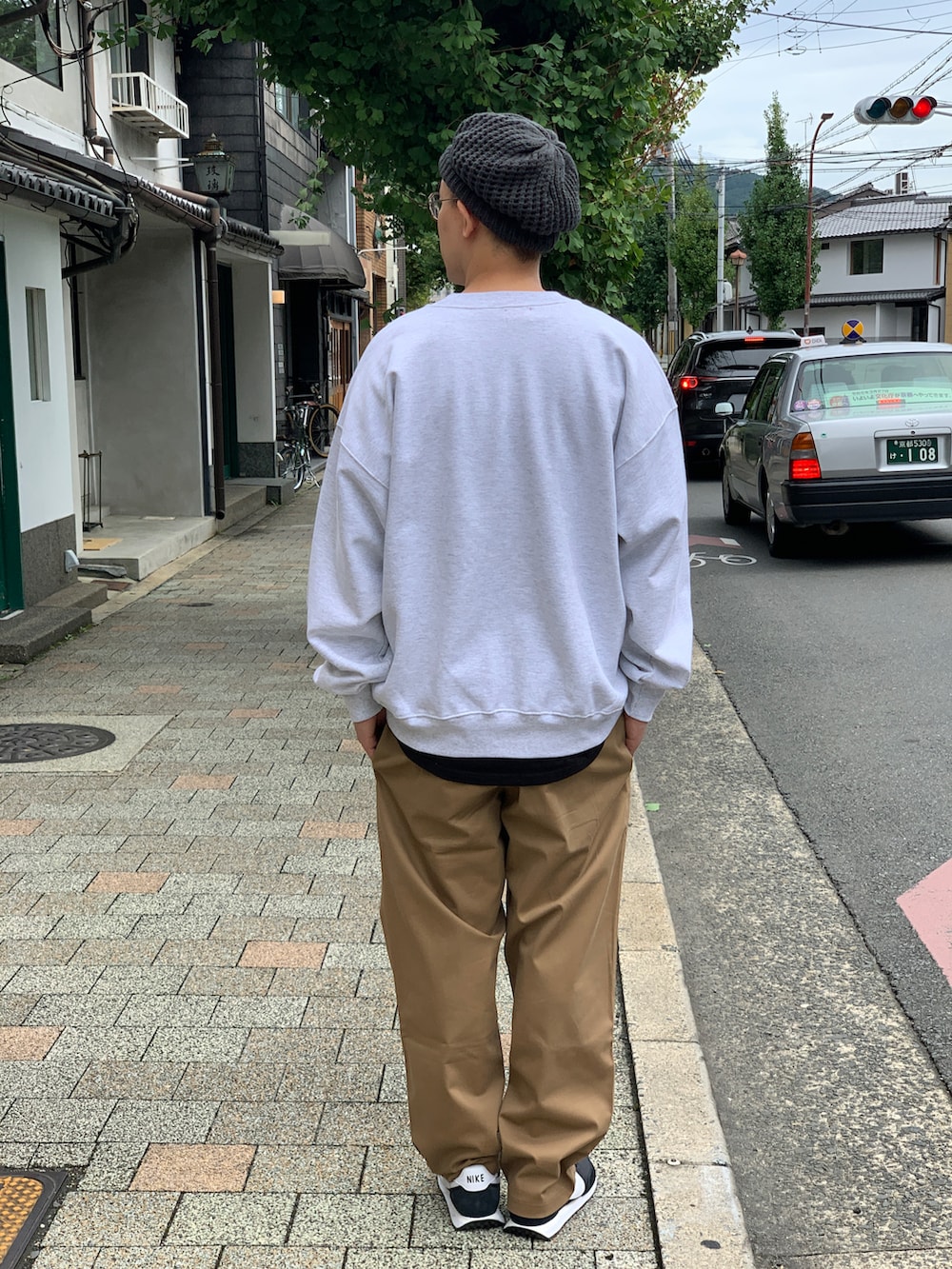 ベージュ系のチノパンツ、グレー系のスウェット、グレー系のニットキャップ/ビーニーを着用したメンズの秋コーディネートの2枚目の写真