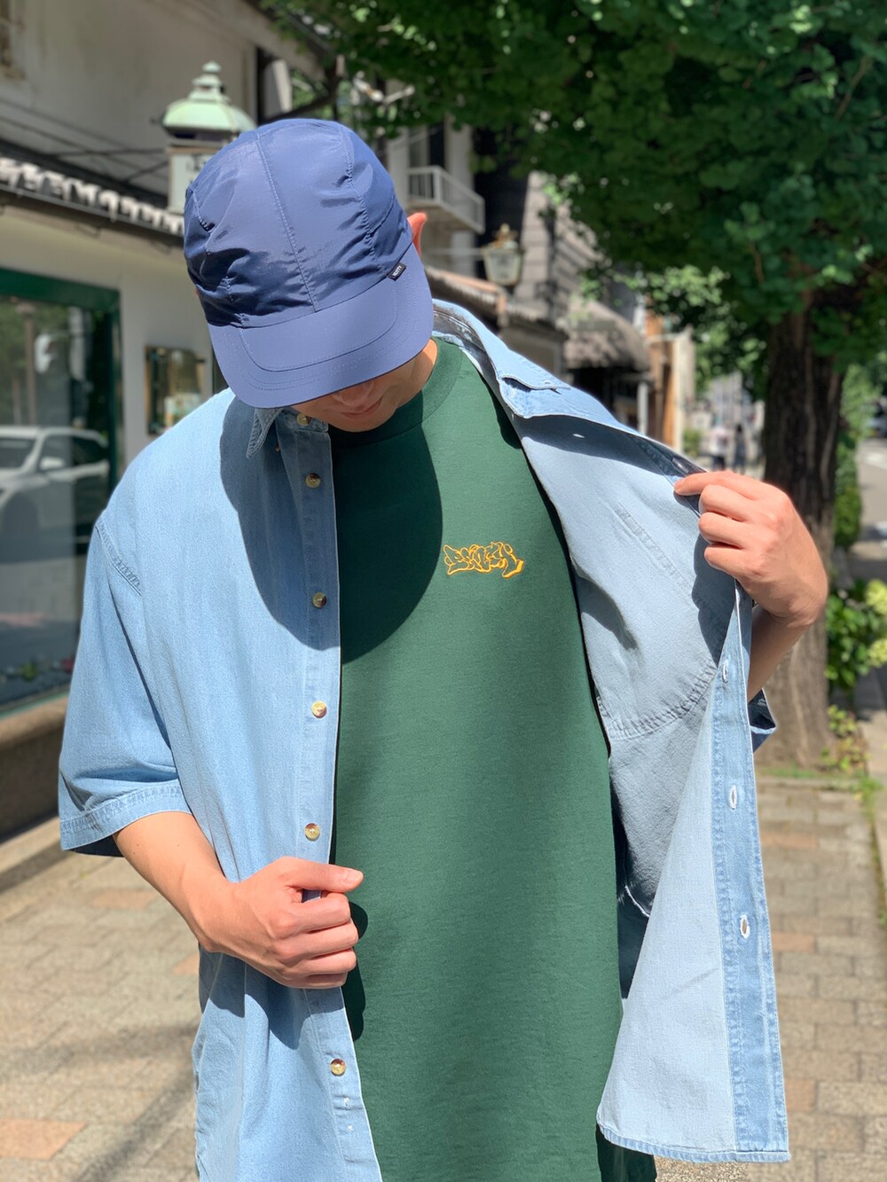 ブルー系のシャツ/ブラウスを着用したメンズの秋コーディネートの3枚目の写真